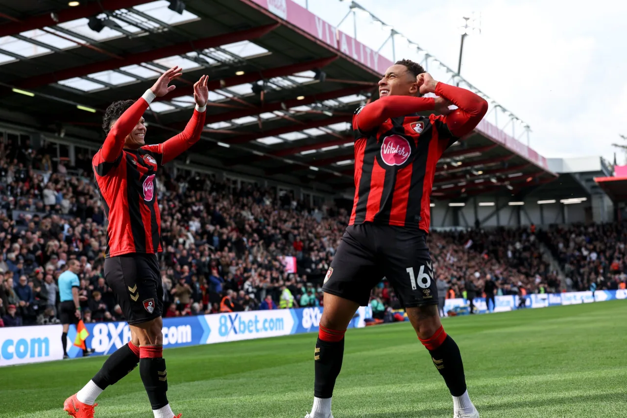 Brasileiro brilha com gol e assistência, e Bournemouth vence a primeira