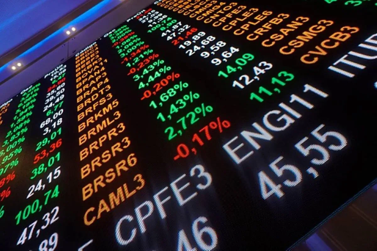 Bolsa dispara e passa dos 207 mil pontos embalada por resultado de 1º turno