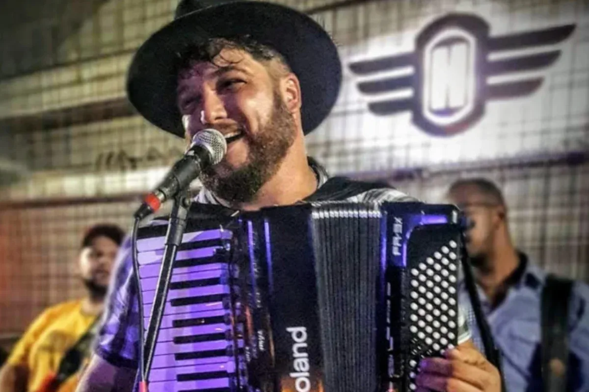 Cantor sertanejo morre aos 38 anos após sofrer infarto em casa