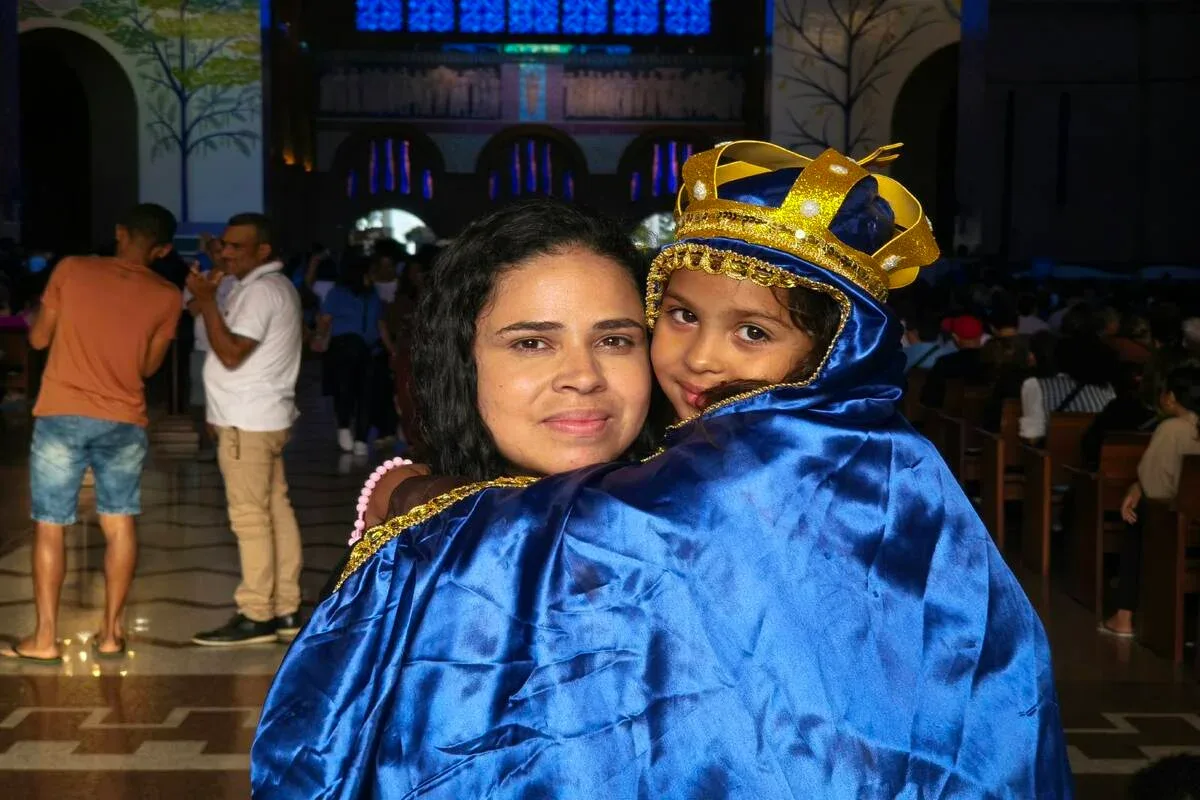 Criança de 6 anos chama atenção em Aparecida por devoção a Nossa Senhora
