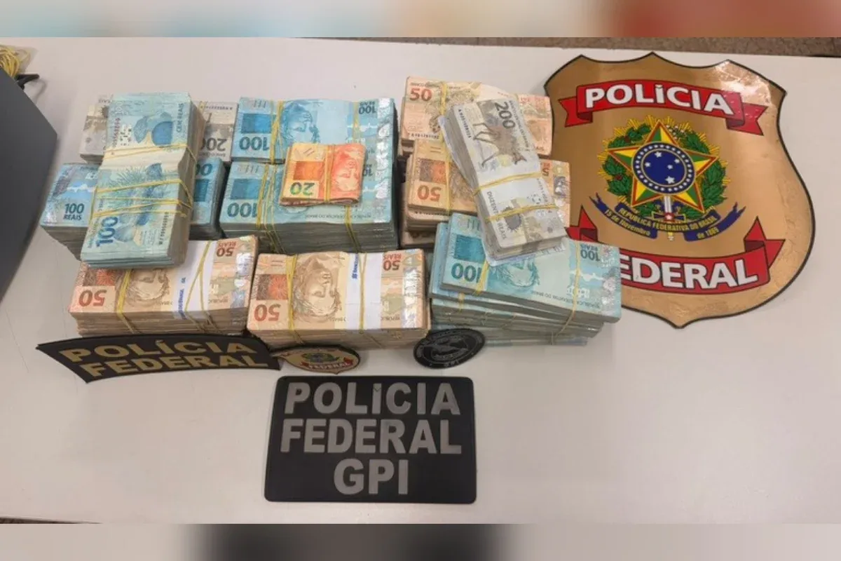 Pilhas de dinheiro: homem é preso pela PF após ser flagrado com R$ 830 mil