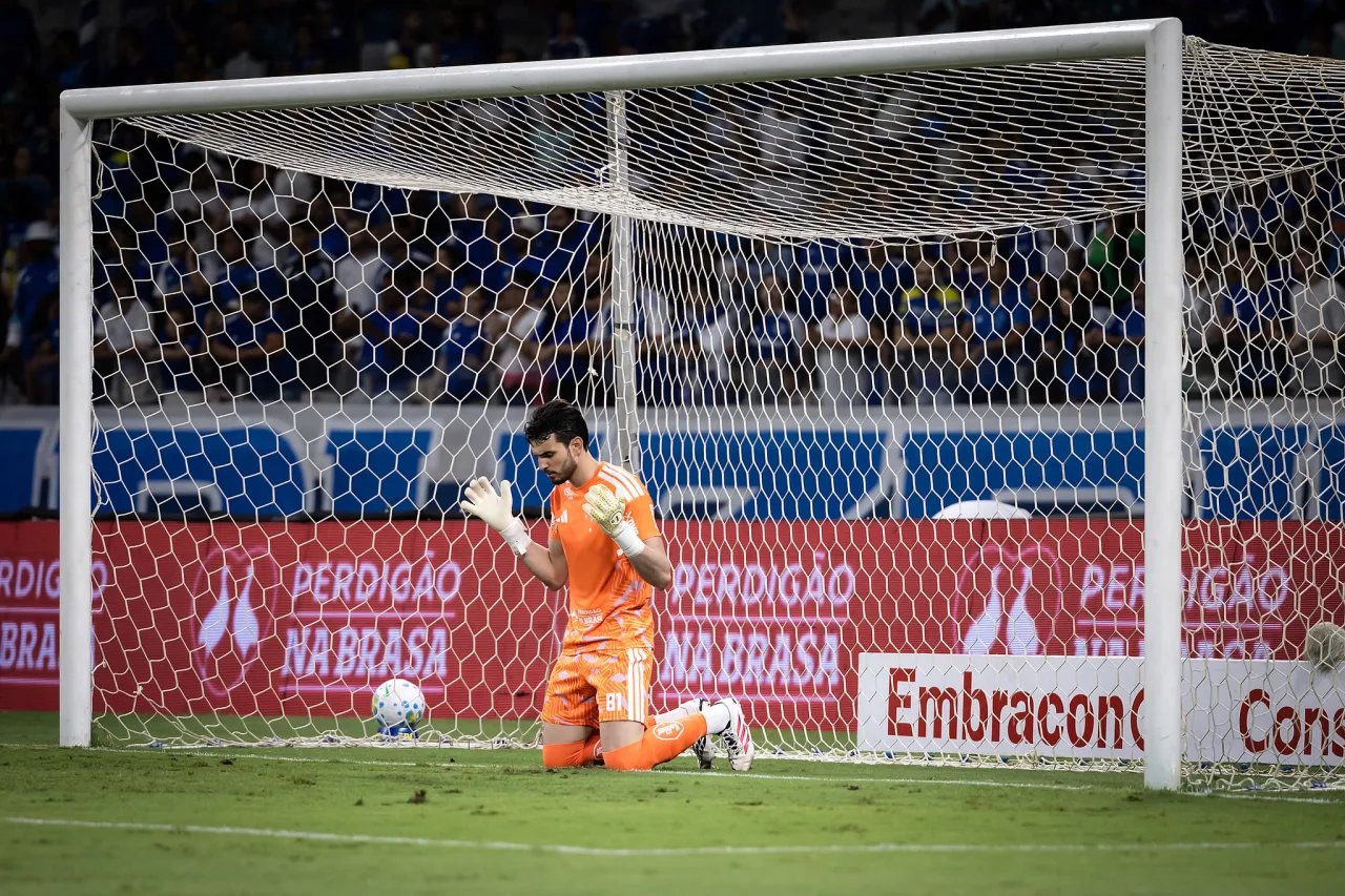 Clubes da Premier League observam goleiro Otávio em clássico