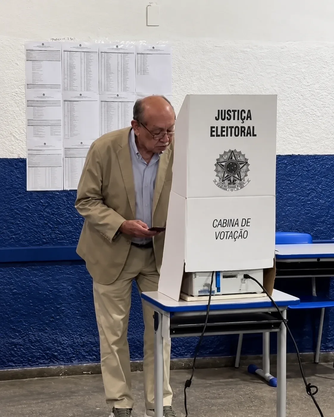 Após ser flagrado, Gilmar Mendes diz que não levou celular à cabine de votação: “Não era celular”
