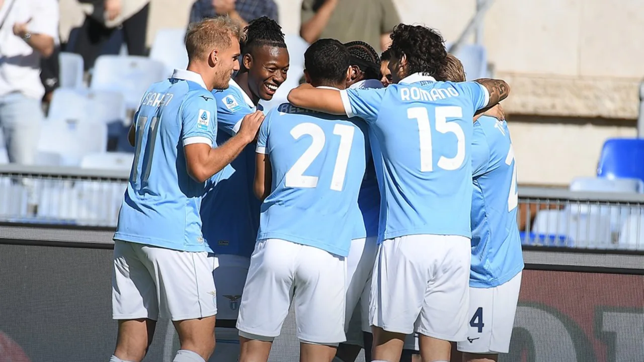 Com um a mais, Lazio vence Monza e segue na vice-liderança