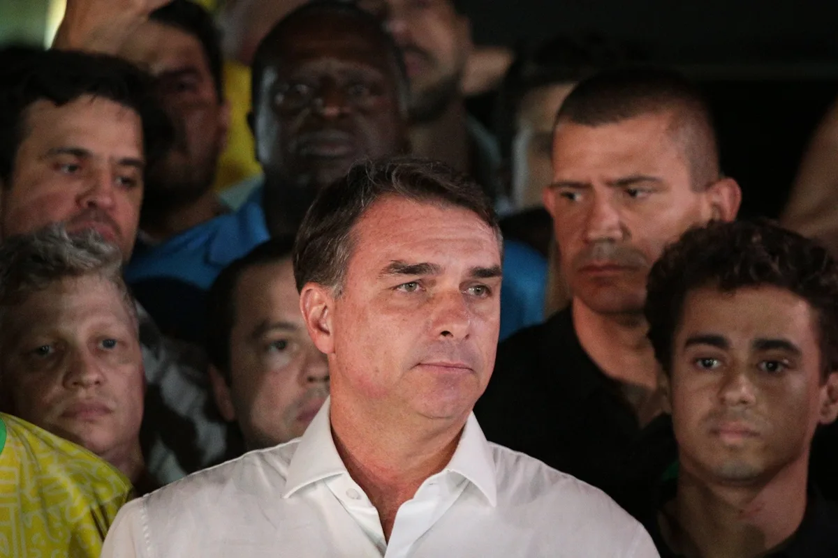 Televisões argentinas dizem que Flávio deixou o país às 0h21 desta quarta