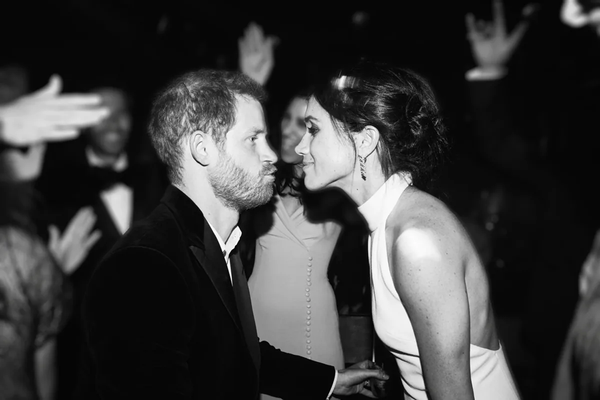 Harry chama atenção ao "puxar" rabo de cavalo de Meghan em gesto de carinho