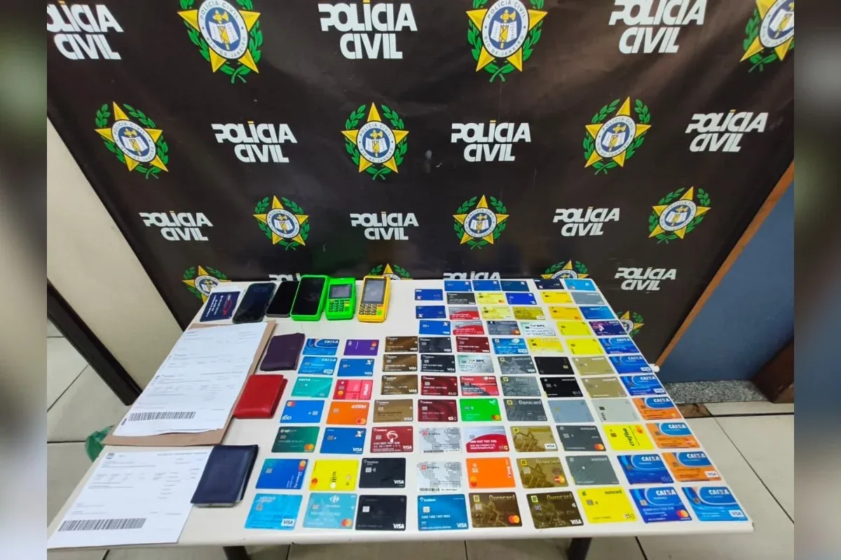 Dupla suspeita de lucrar R$ 100 mil com golpes é presa com 85 cartões no RJ