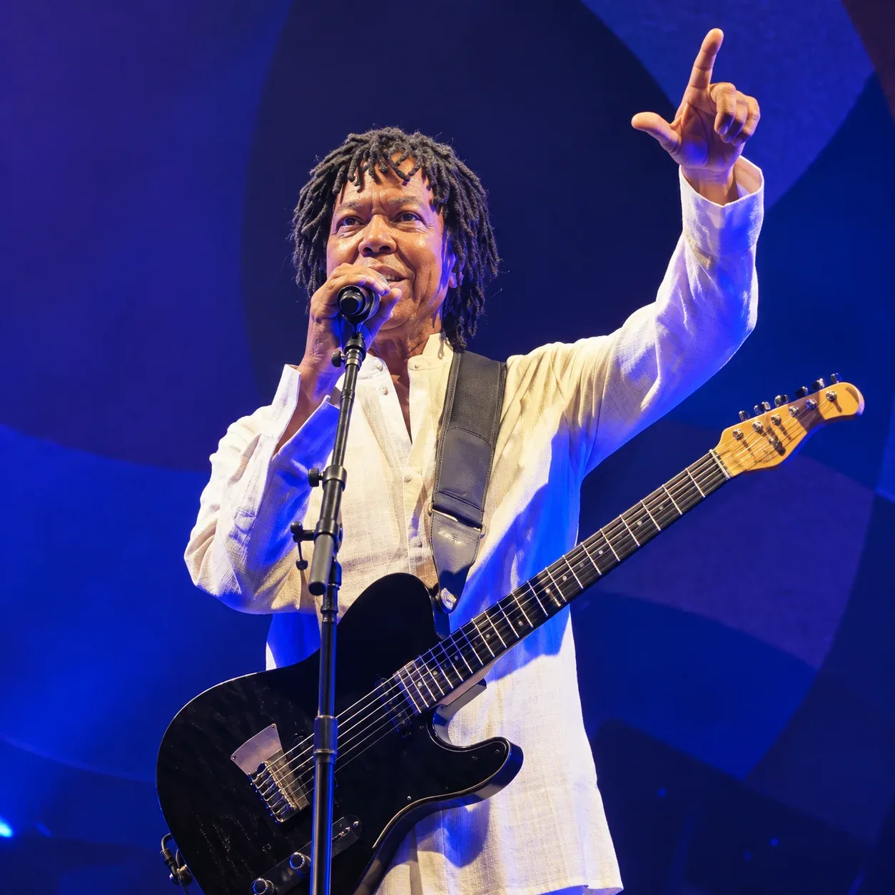 Djavan faz o “L” e justifica: “Voto pelos programas sociais”