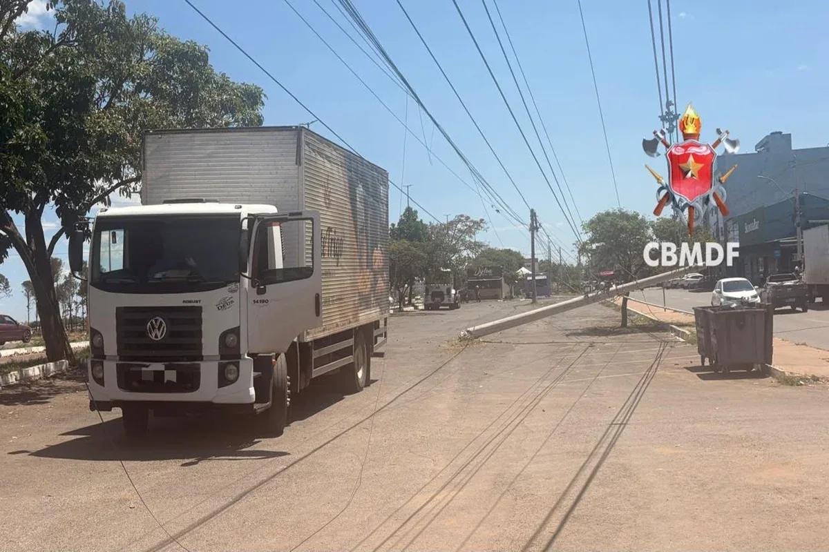 Caminhão bate em poste, derruba outros três e deixa local sem energia no DF