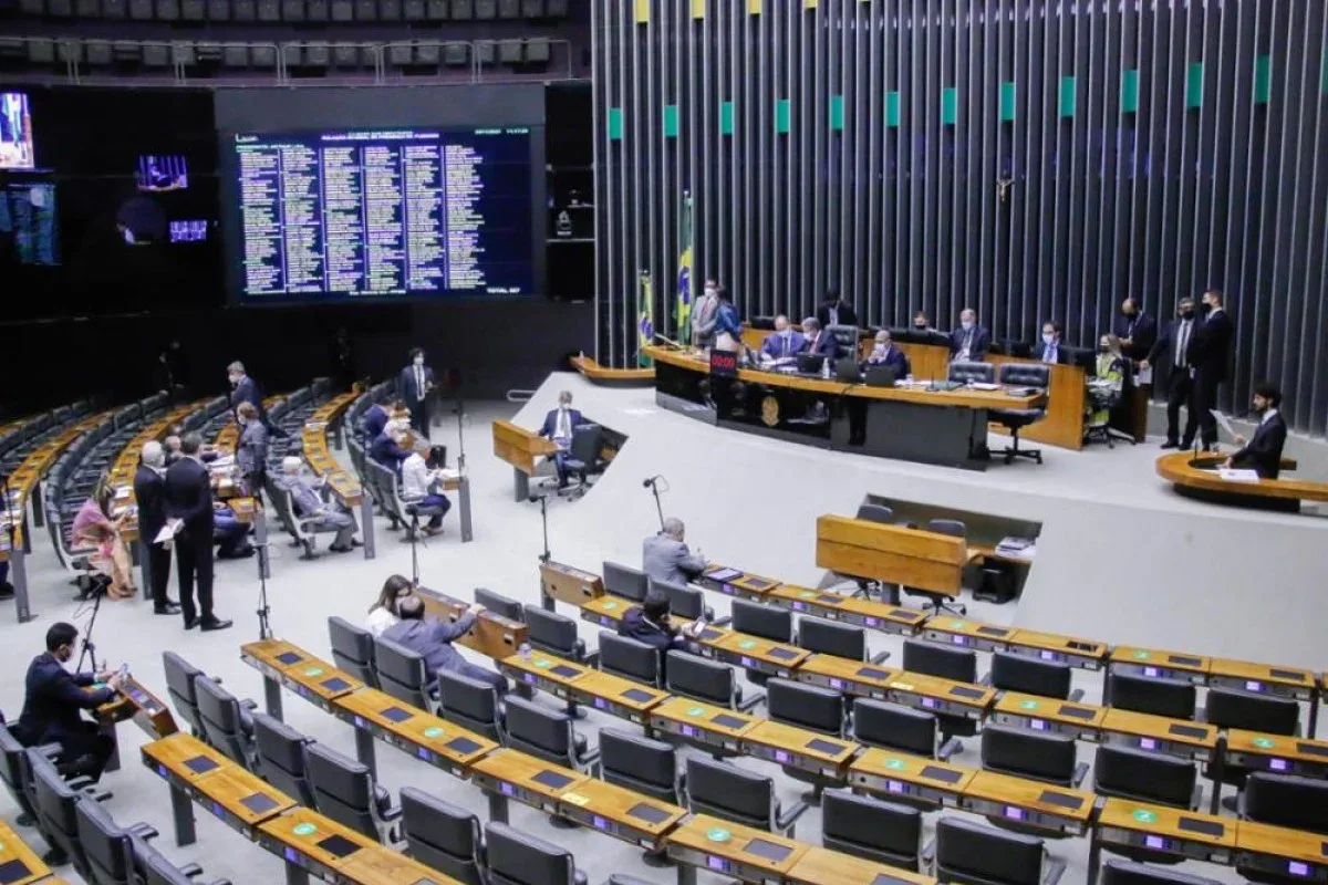 Câmara abre concurso com 66 vagas imediatas e salários acima de R$ 32 mil
