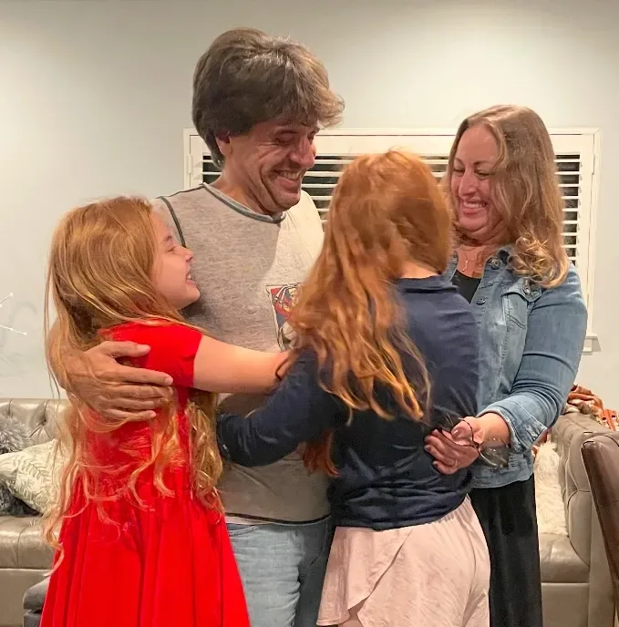 Vídeo mostra vencedor do Nobel 2026 contando aos filhos sobre prêmio; assista