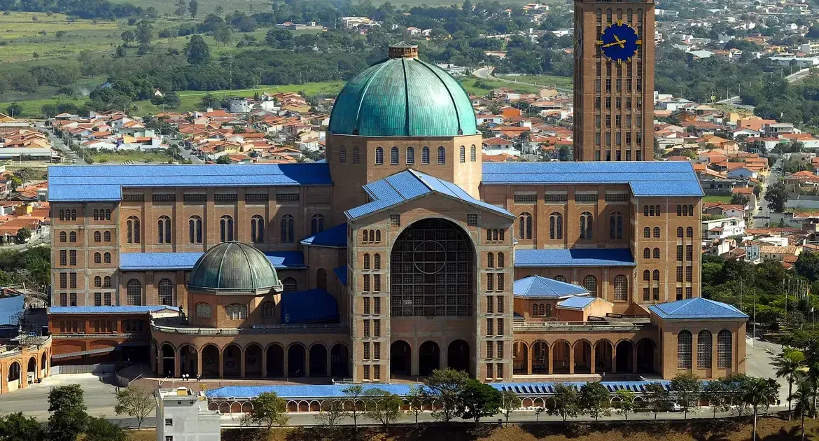 Nossa Senhora Aparecida faz 95 anos como padroeira do Brasil; entenda