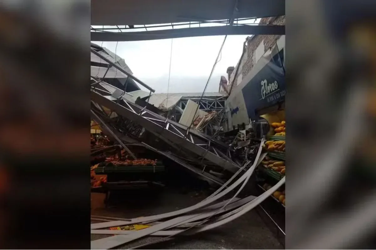 Temporal em SP: homem morre após teto de supermercado desabar no interior