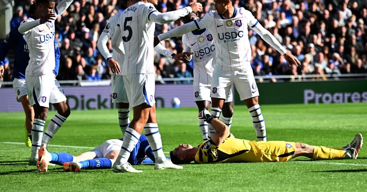 Dibu Martinez deixa campo de maca após choque de cabeça na Premier League
