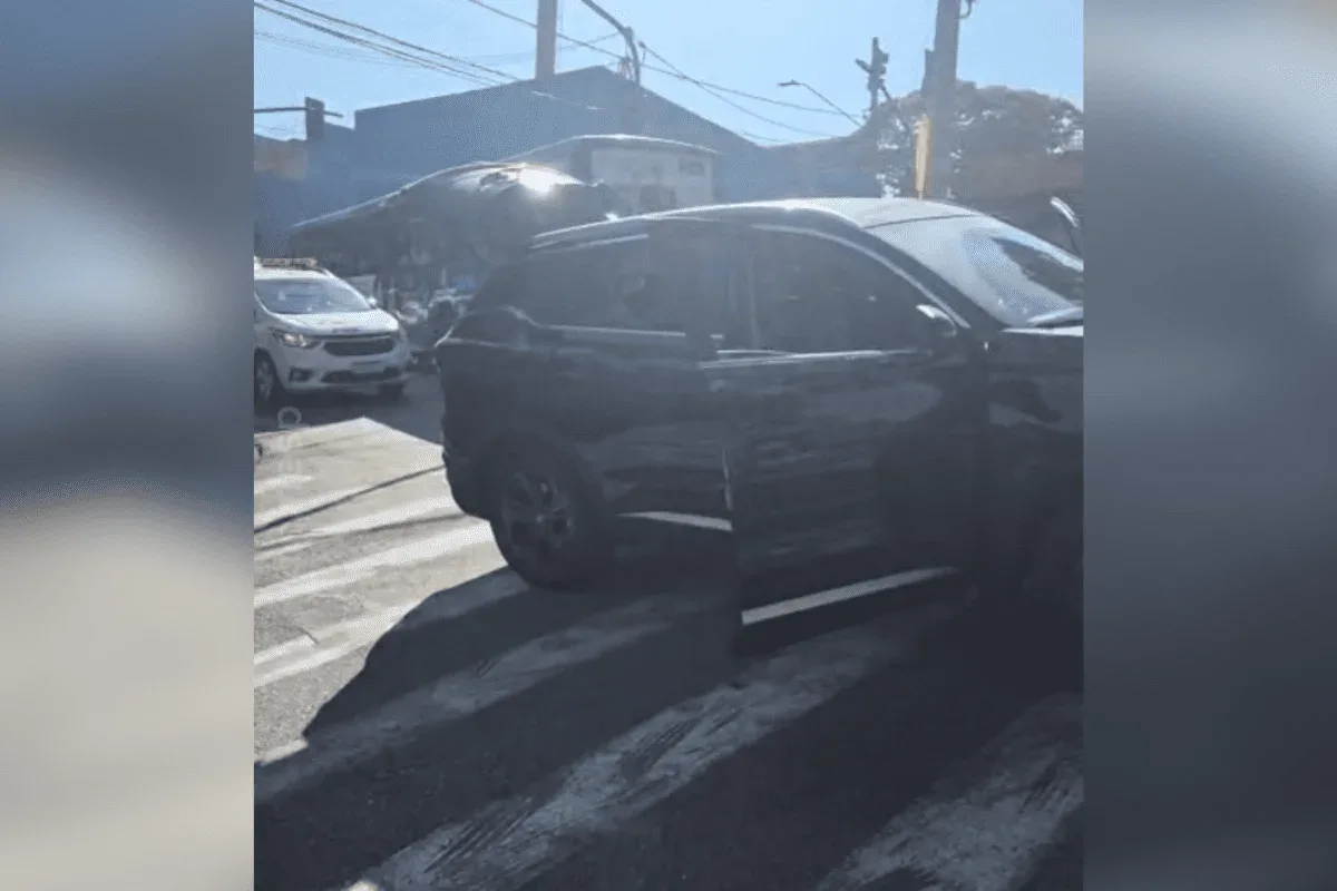 Veja momento em que homem é resgatado de porta-malas após ménage em SP