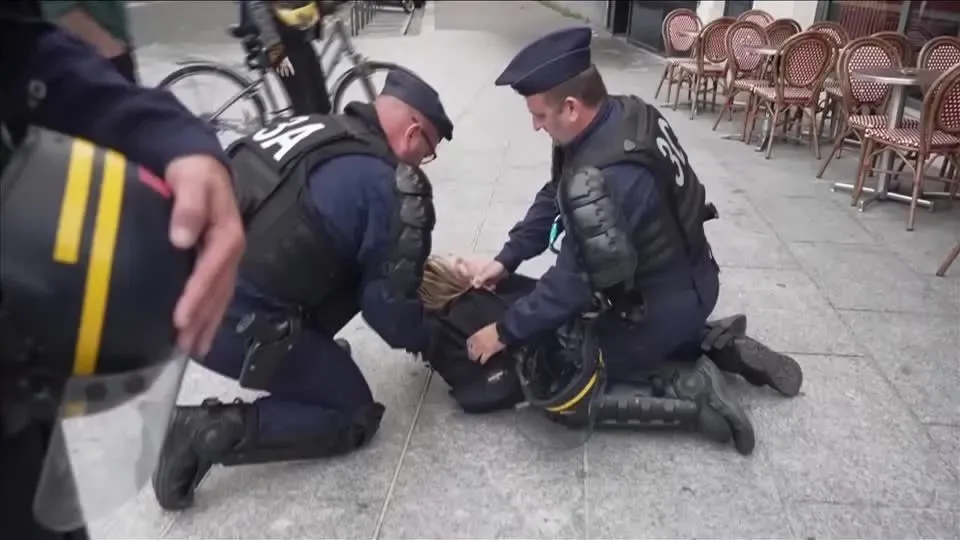 Estudantes franceses bloqueiam ruas de Paris em protesto por educação