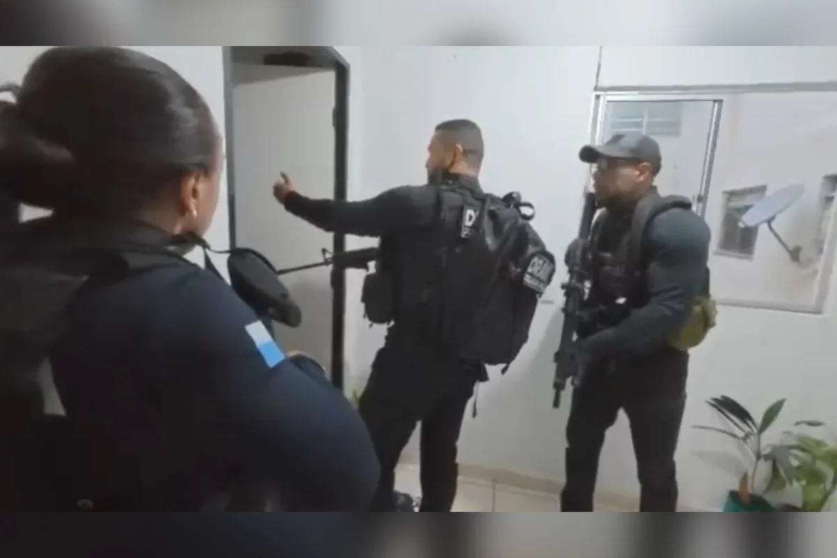 PM é alvo de operação por integrar milícia de Juninho Varão no RJ