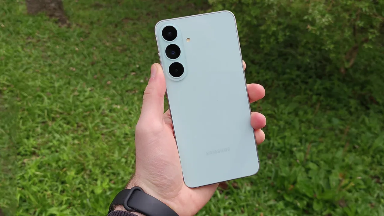 Samsung libera patch de segurança de outubro para Galaxy S26 FE