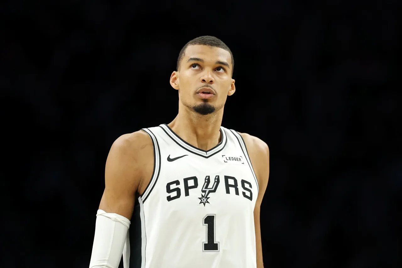 Em sua estreia na NBA, Aday Mara dá toco impressionante em Wembanyama