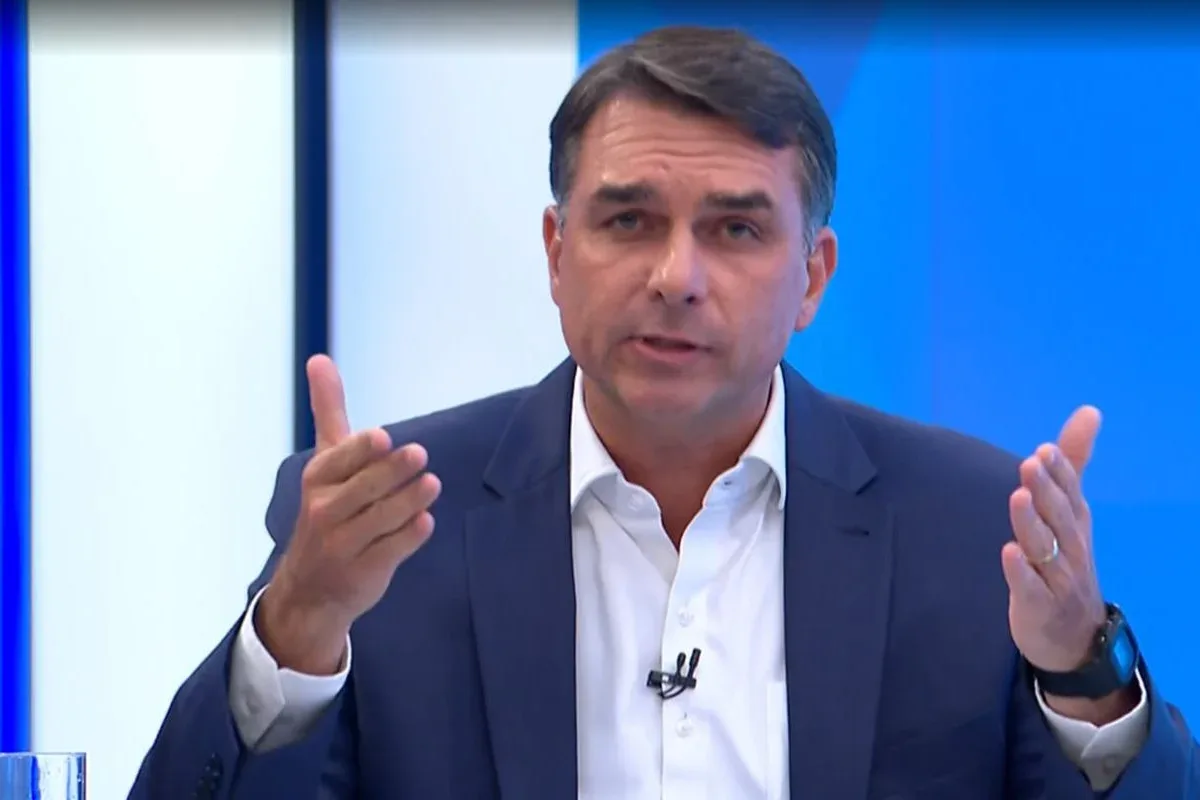 Flávio chama de “detalhezinho” projeto para retirar marcação de munições
