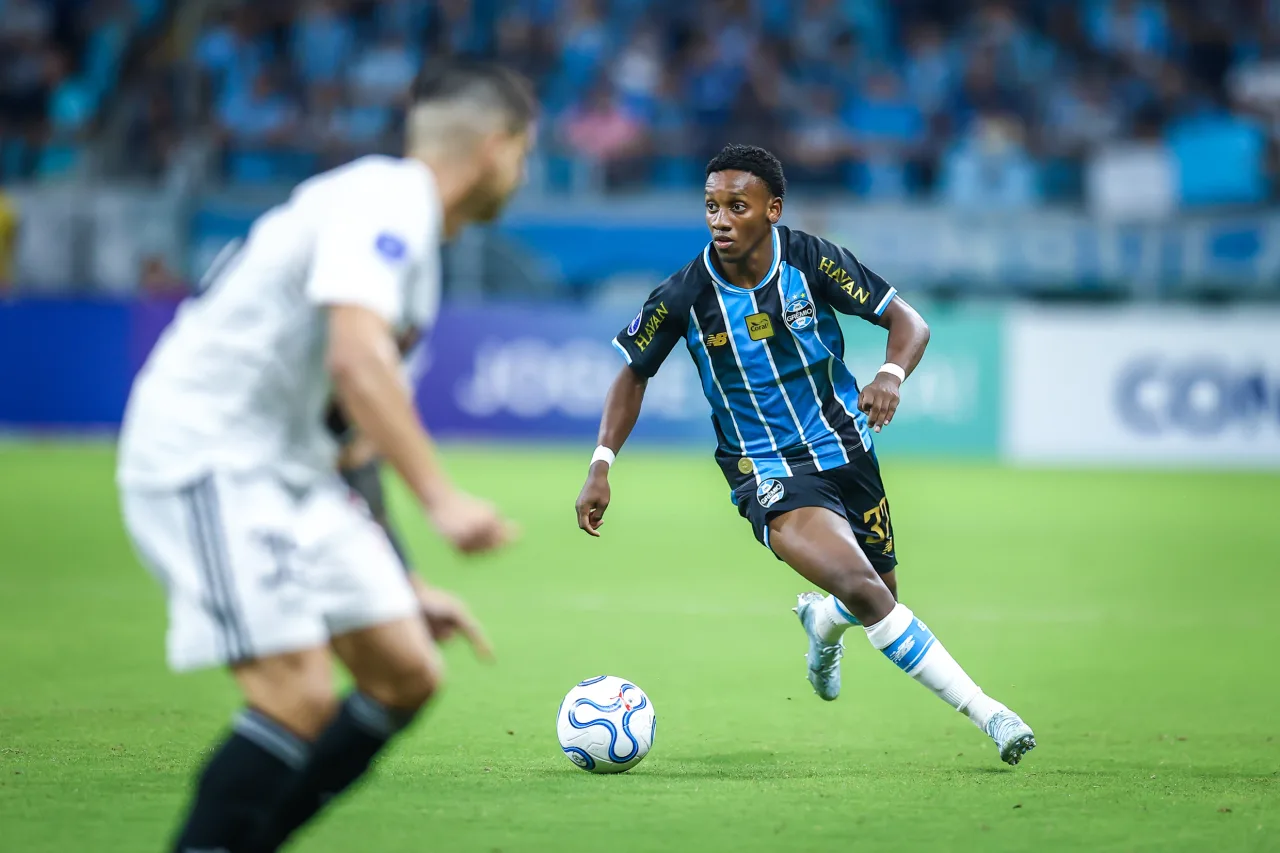 Ex-joia do Grêmio ganha espaço e mira titularidade no Porto