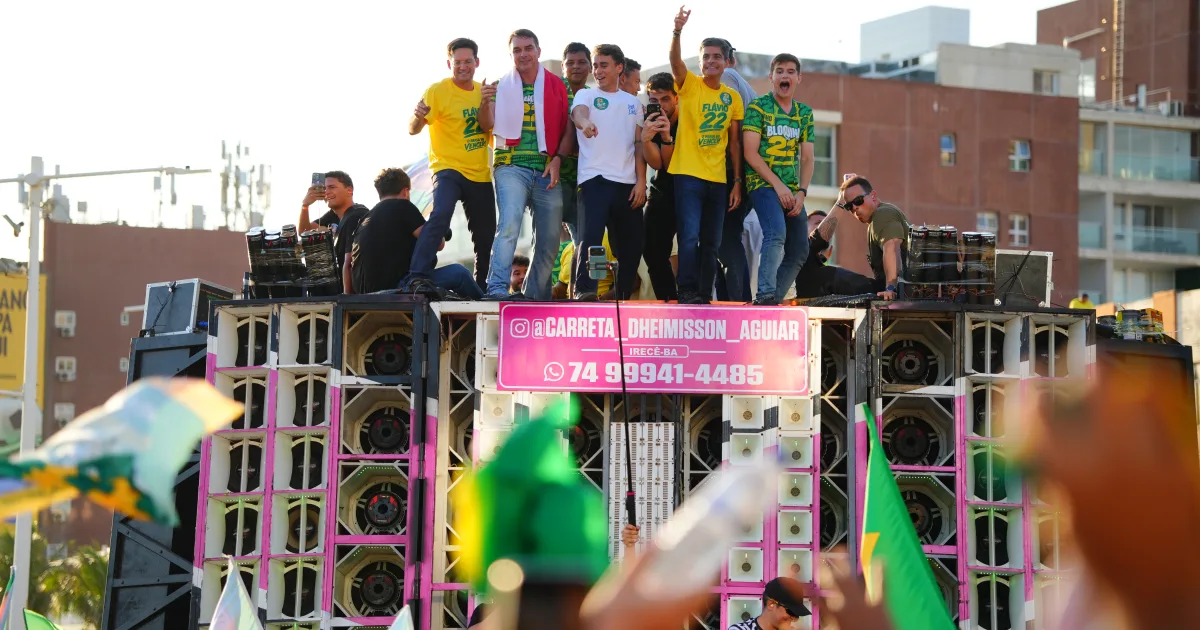Flávio percorre orla de Salvador entre gritos de ‘volta, Bolsonaro’