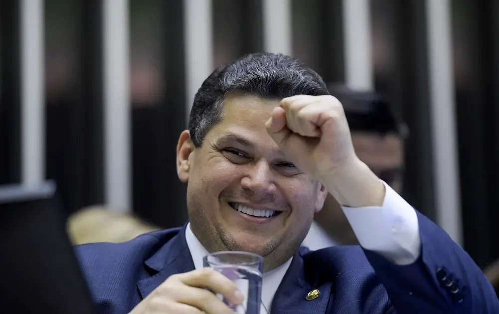 Alcolumbre vota no Amapá e fala em liberdade de escolha e respeito