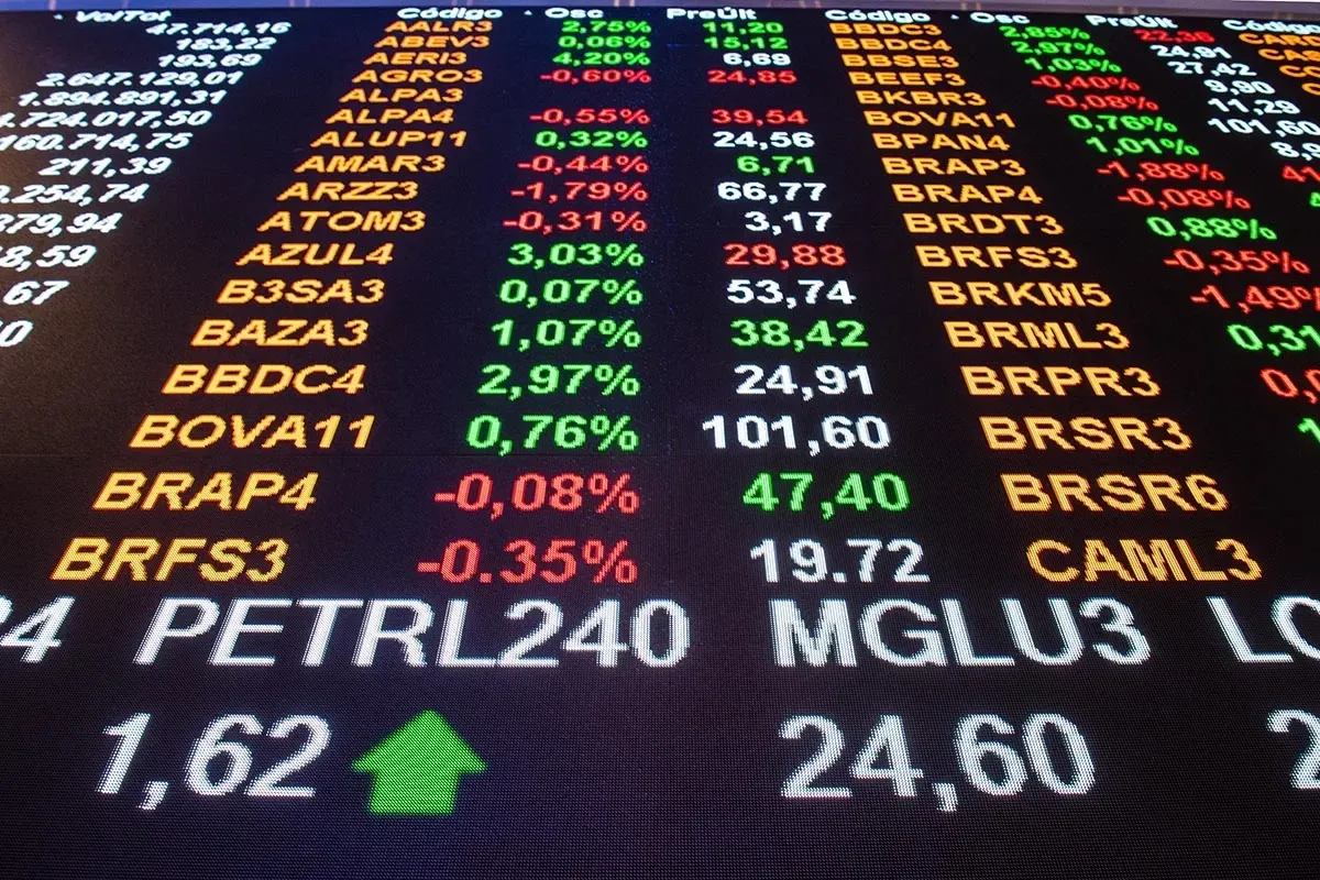 Ibovespa cai mais 2% com incertezas fiscais e Fed no radar; dólar também recua
