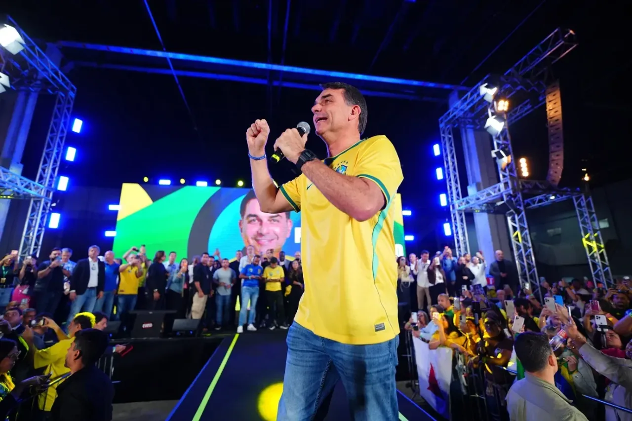 Após cancelamento do debate da Globo, Flávio realiza live; veja horário e como assistir