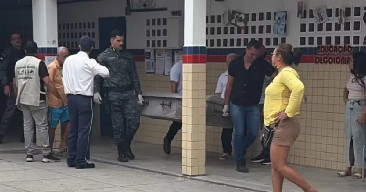 Homem enquanto votava em Pernambuco