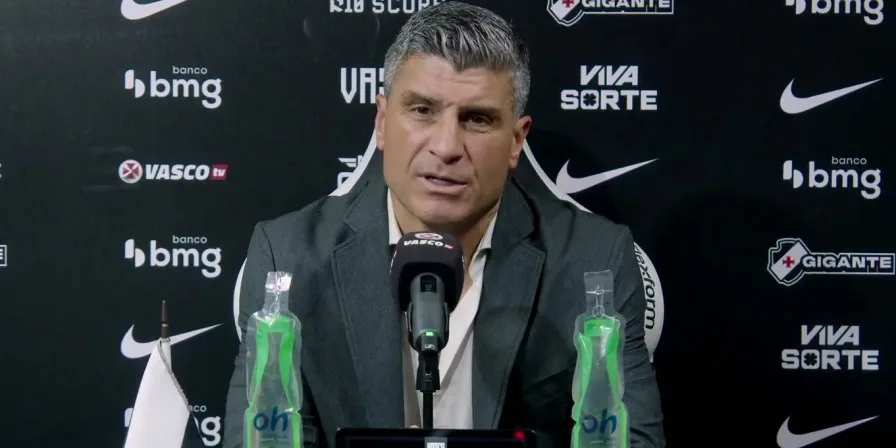 VÍDEO: Pedro Emanuel exalta virada do Vasco: "Emoção do futebol"
