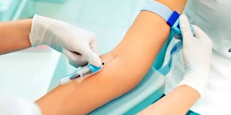 Exame de sangue para detectar sinais biológicos do Alzheimer chega ao Brasil