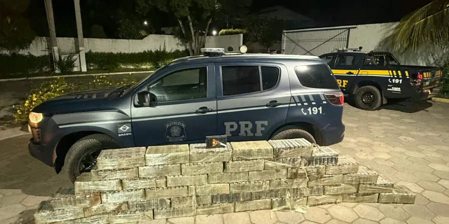 Motorista é preso após PRF descobrir quase meia tonelada de cocaína escondida em caminhão na BR-222