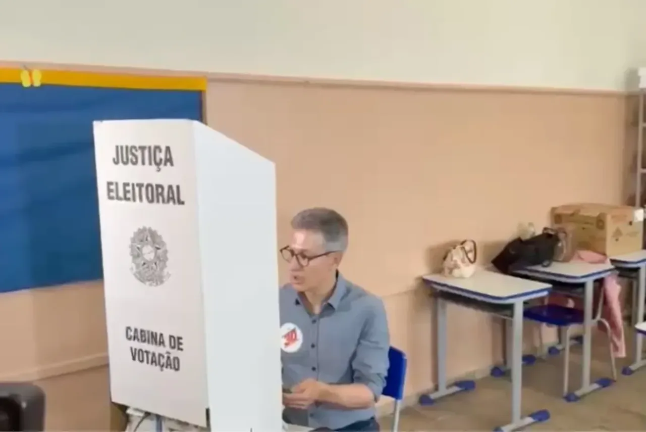 TRE-MG vai apurar uso de celular por Zema na cabine: 'Isso é irregular'
