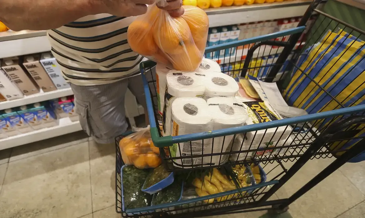 Vendas em supermercados crescem após proibição das bets, aponta Abras