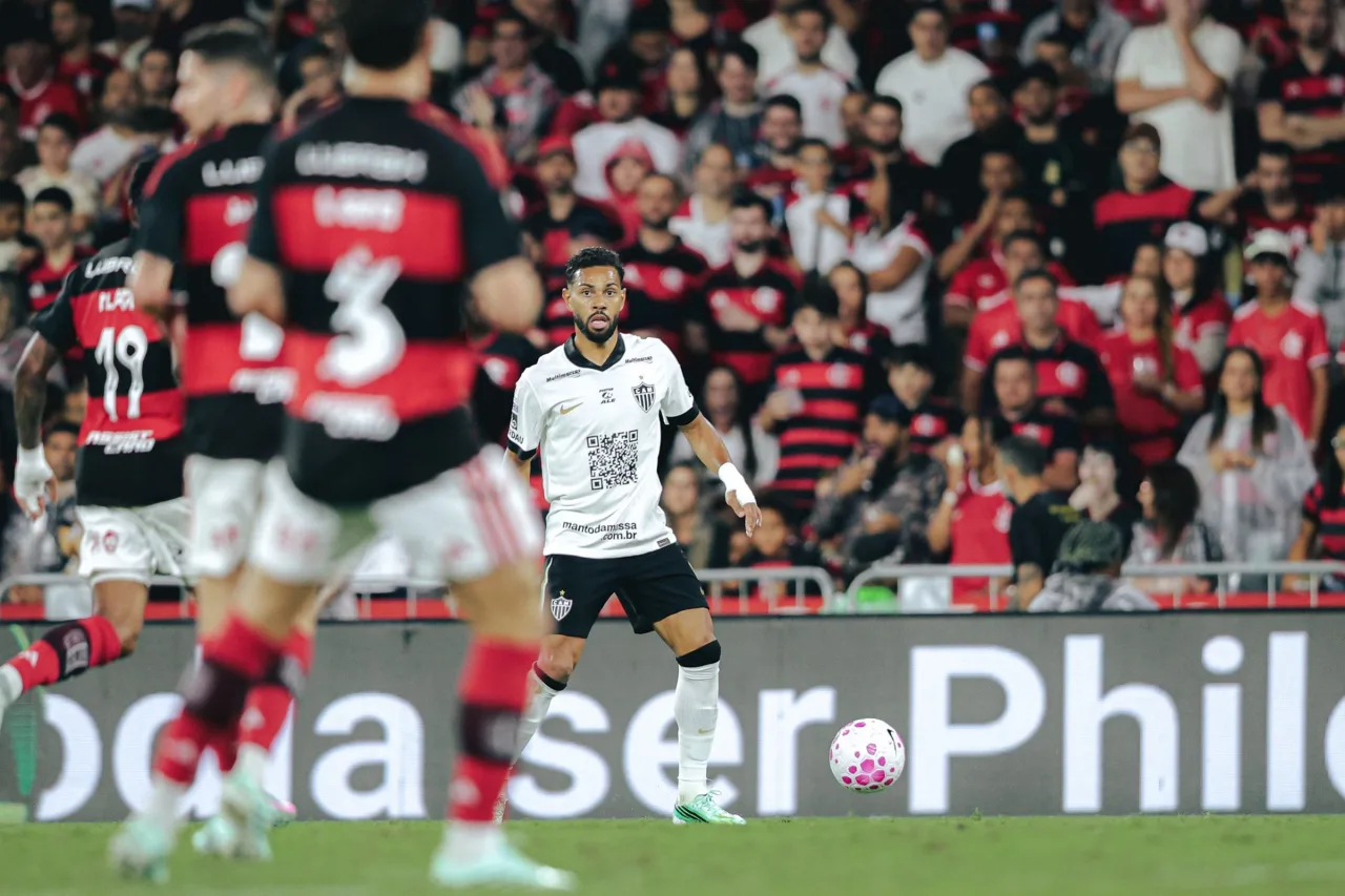 Web reclama de pênalti marcado para o Flamengo, mas Renan Lodi assume falta