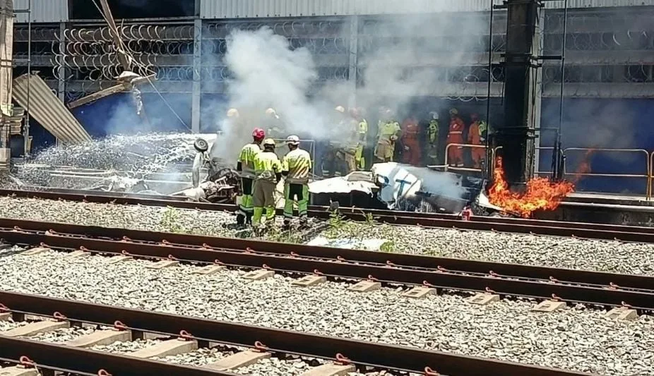 Avião monomotor cai em pátio do Metrô BH e mata piloto