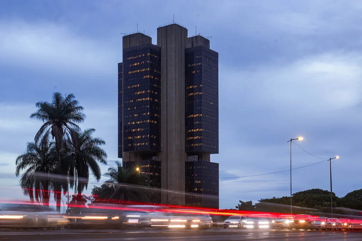 Focus: mercado mostra otimismo e reduz projeção da Selic. Inflação sobe