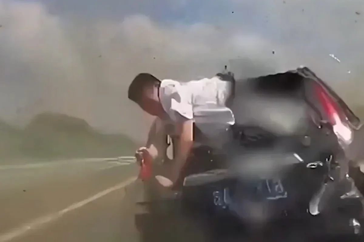 China: mãe e filho são arremessados de carro em acidente e sobrevivem; veja