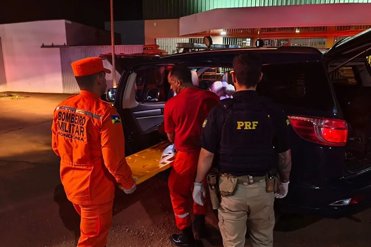 Bebê nasce dentro de viatura da PRF após atendimento a gestante em rodovia