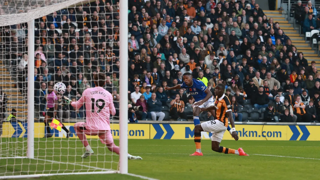 Hull City vira, mas Ipswich Town busca empate no Inglês
