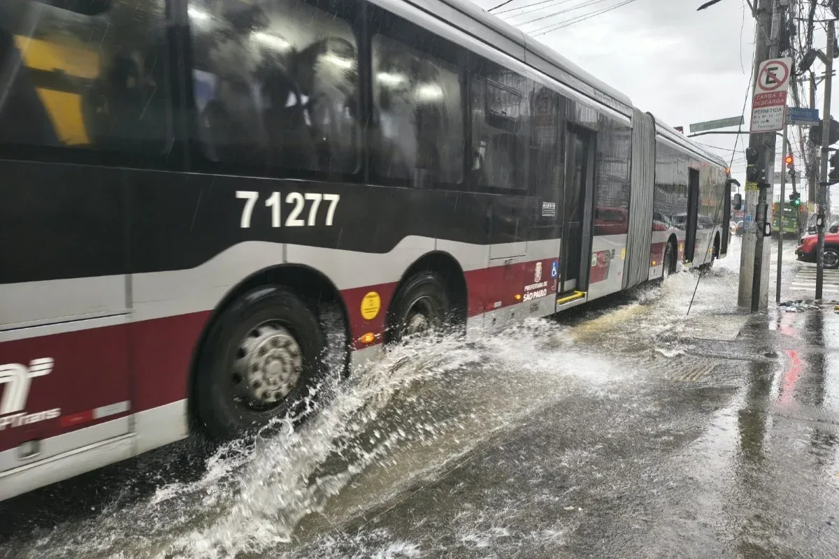 Chuva forte coloca parte de São Paulo em estado de atenção para alagamento