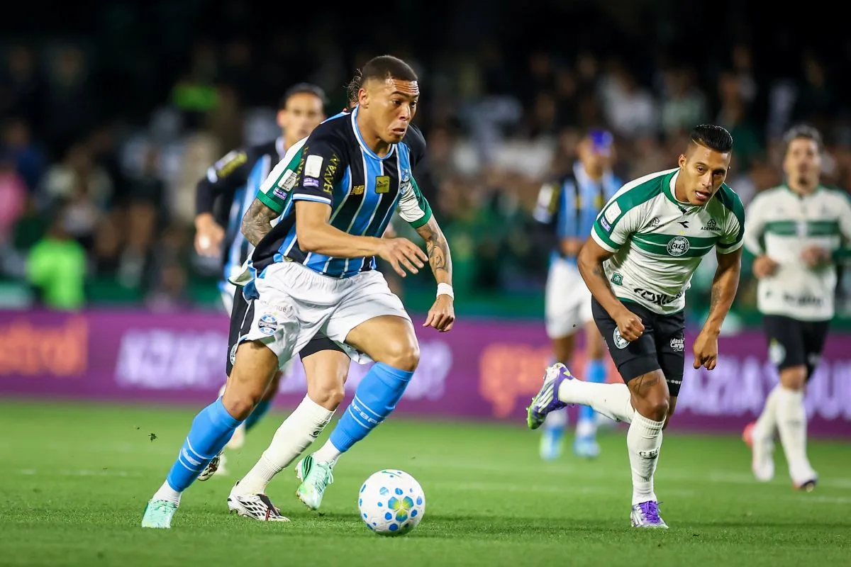 Braithwaite marca nos acréscimos e Grêmio vence Coritiba no Couto Pereira