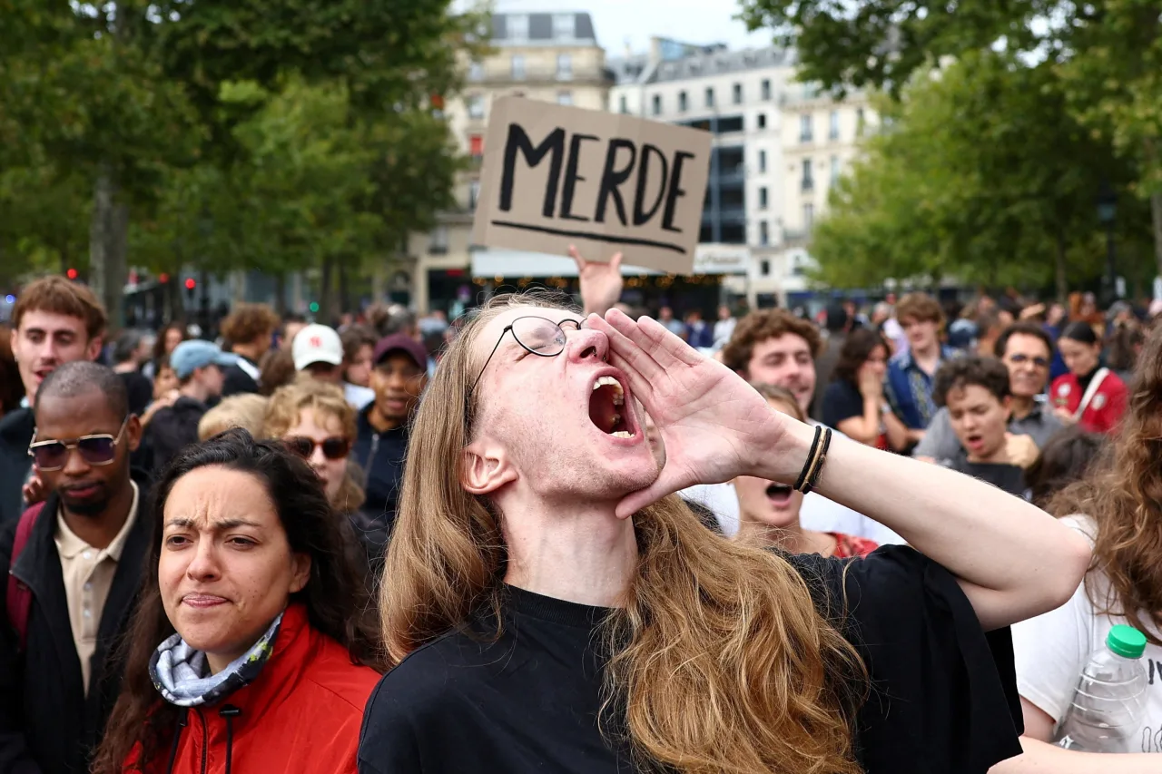 Irã convoca embaixador francês devido à repressão aos protestos estudantis na França