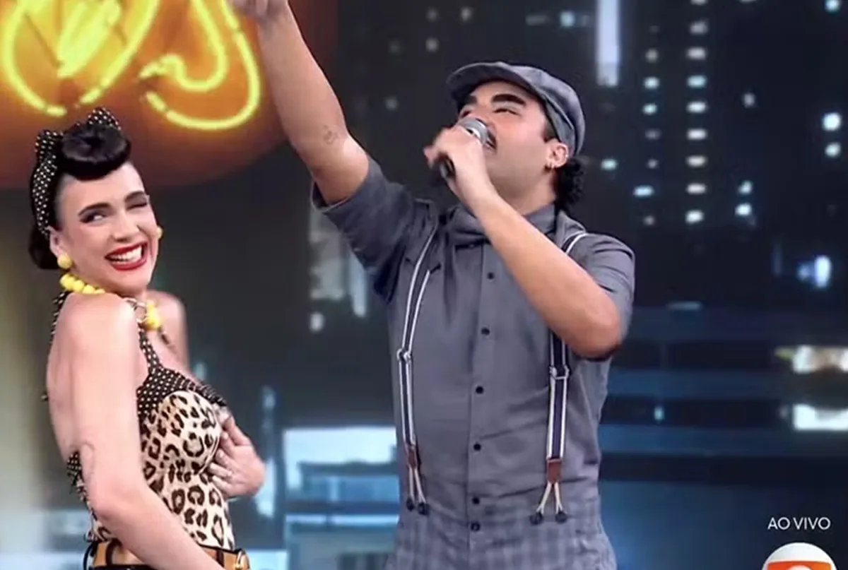 Professora do Dança dos Famosos revela gravidez ao vivo e surpreende