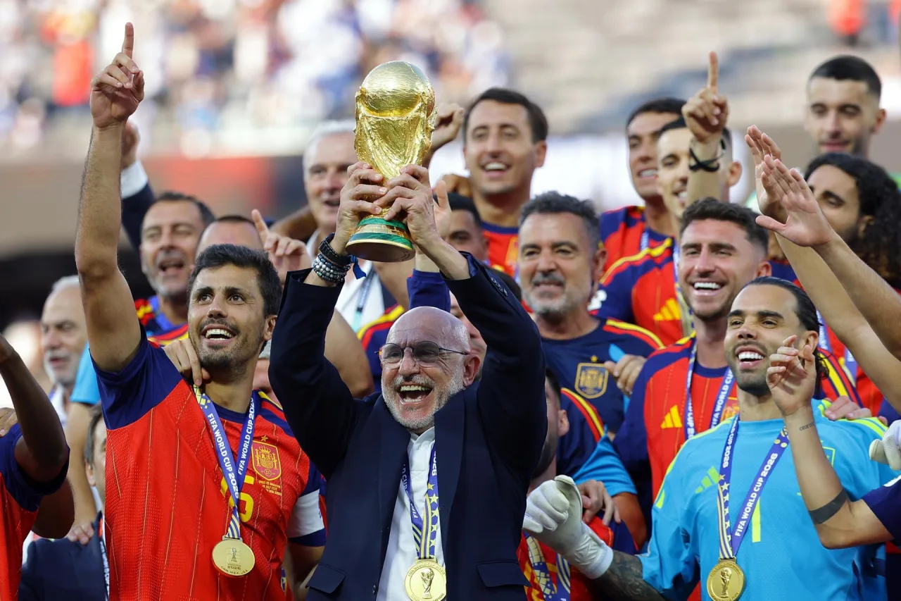 Campeão do mundo, De la Fuente vence Troféu Cruyff de melhor técnico do ano
