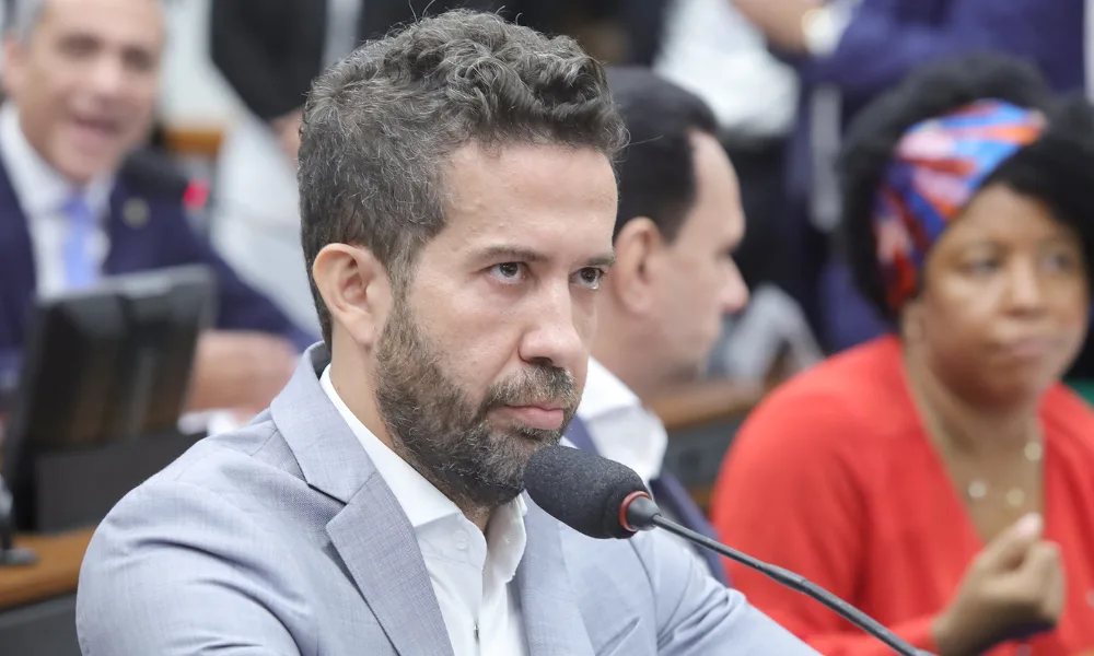 Janones é internado na UTI após sofrer arritmia cardíaca depois de debate