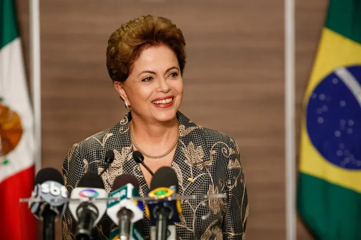 Dilma desembarca no Brasil para votar no 1º turno