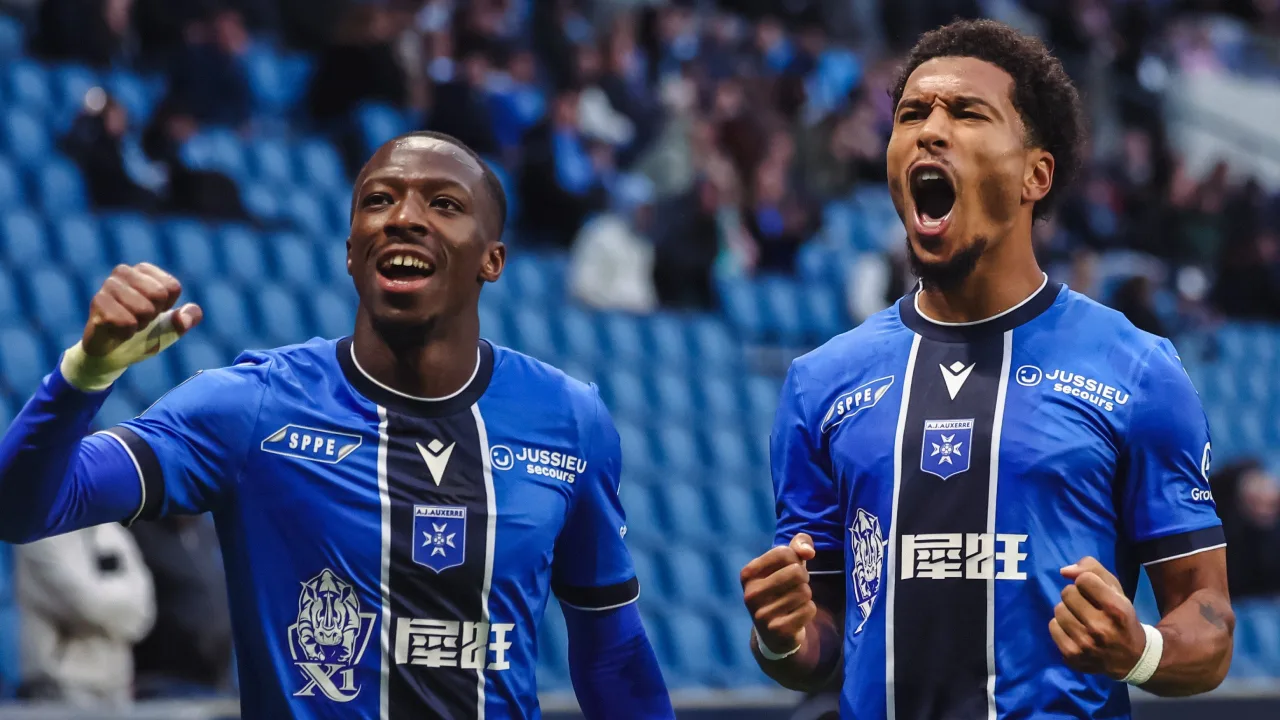 Auxerre vence com dois gols de Namaso e afunda o Le Havre