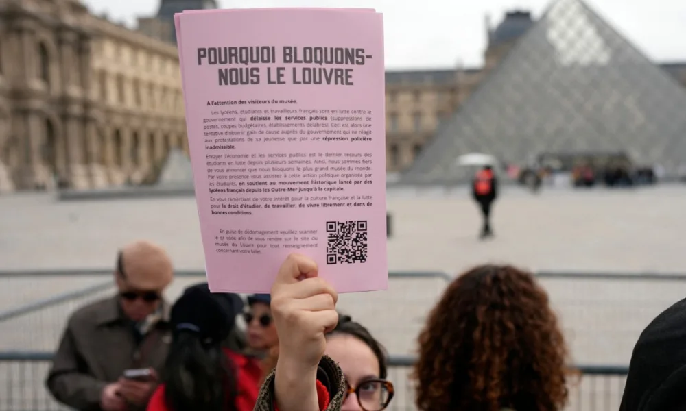 Museu do Louvre é fechado em meio a bloqueio de estudantes na França